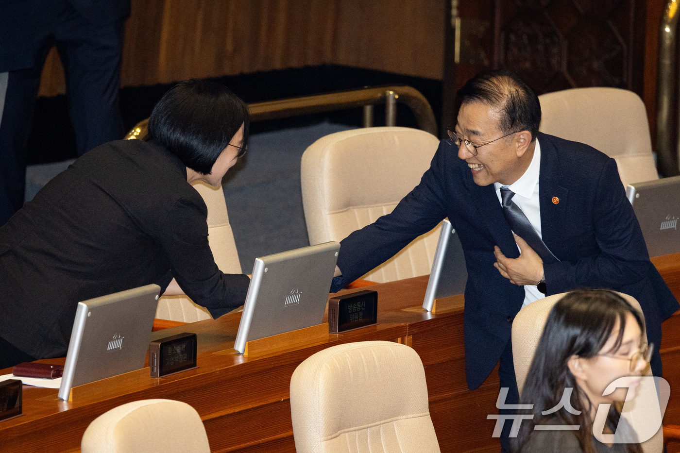 (서울=뉴스1) 유승관 기자 = 김윤덕 국토교통부 장관이 4일 서울 여의도 국회에서 열린 제427회 국회(임시회) 3차 본회의에 출석해 한성숙 중소벤처기업부 장관과 인사하고 있다. …