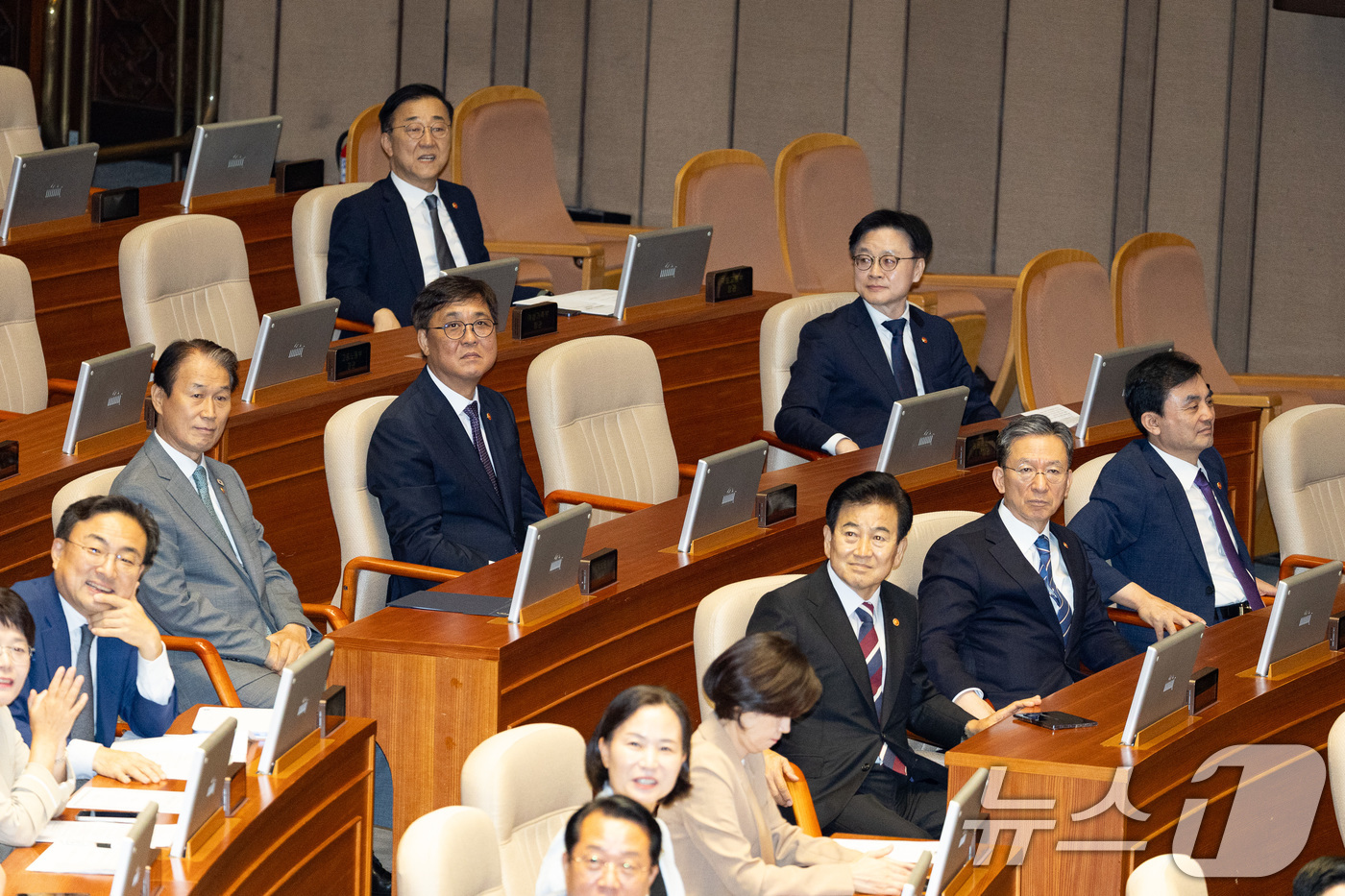 (서울=뉴스1) 유승관 기자 = 이재명 정부 국무위원들이 4일 서울 여의도 국회에서 열린 제427회 국회(임시회) 3차 본회의에 출석해 방청석을 바라보고 있다. 2025.8.4/뉴 …