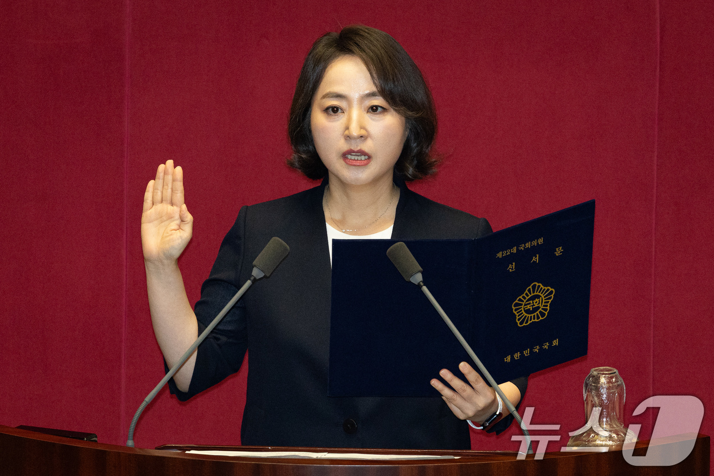 (서울=뉴스1) 유승관 기자 = 더불어민주당 비례대표 의원직을 승계받은 이주희 의원이 4일 서울 여의도 국회에서 열린 제427회 국회(임시회) 3차 본회의에서 의원선서를 하고 있다 …
