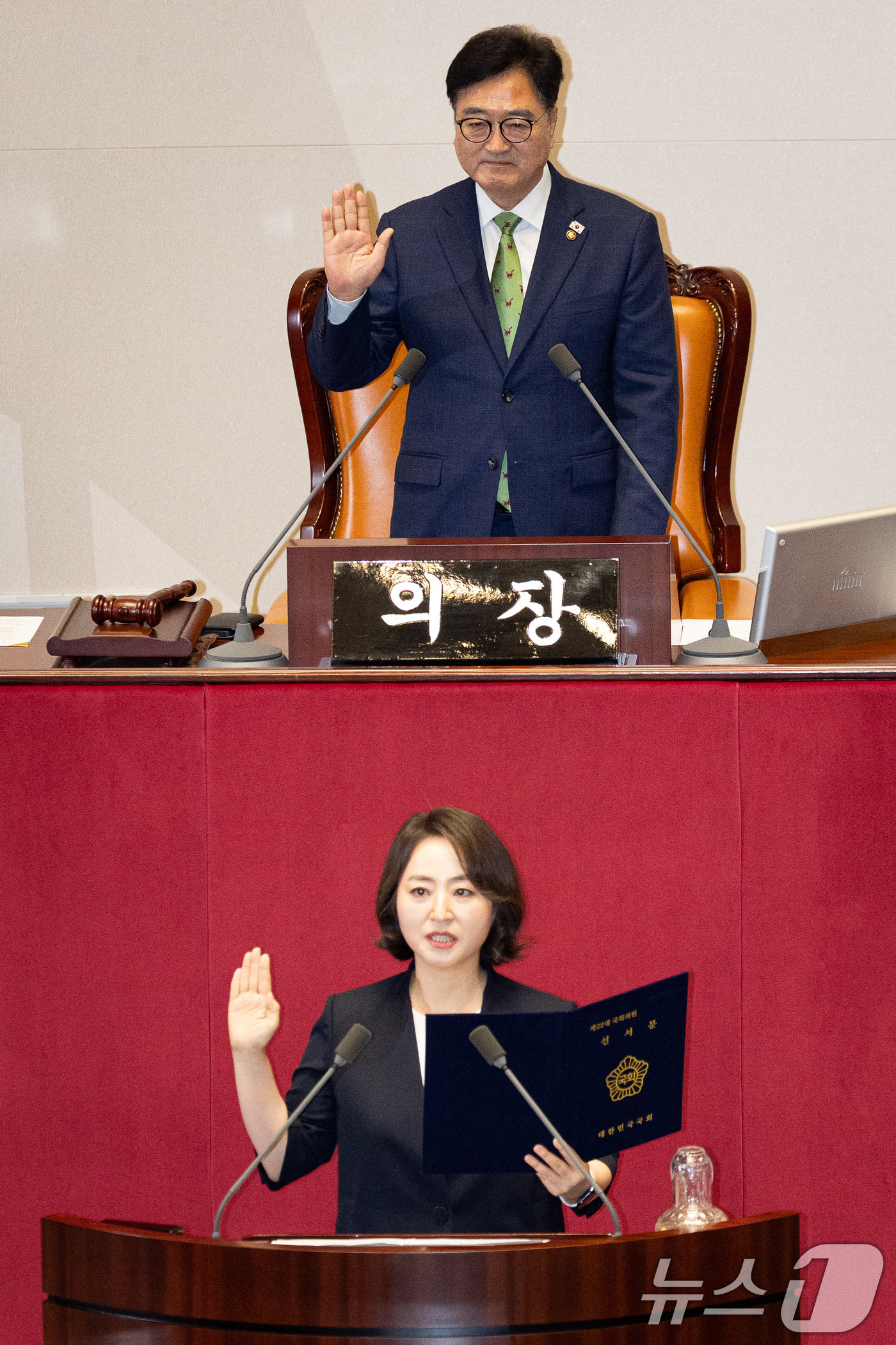 (서울=뉴스1) 유승관 기자 = 더불어민주당 비례대표 의원직을 승계받은 이주희 의원이 4일 서울 여의도 국회에서 열린 제427회 국회(임시회) 3차 본회의에서 의원선서를 하고 있다 …