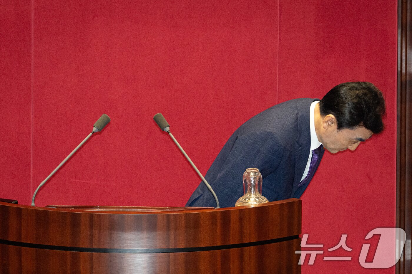 본문 이미지 - 안규백 국방부 장관이 4일 서울 여의도 국회에서 열린 제427회 국회&#40;임시회&#41; 3차 본회의에 출석해 야당 의원들을 향해 인사하고 있다. ⓒ News1 유승관 기자