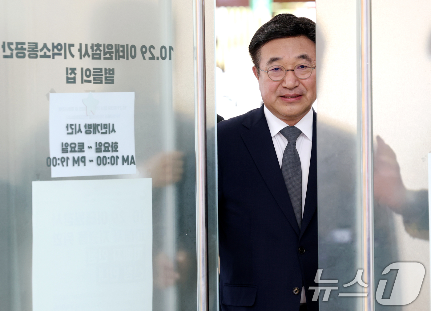 (서울=뉴스1) 권현진 기자 = 윤호중 행안부 장관이 이태원 참사 희생자들 유가족들과 면담을 위해 4일 오후 서울 종로구 별들의 집으로 들어서고 있다. 2025.8.4/뉴스1