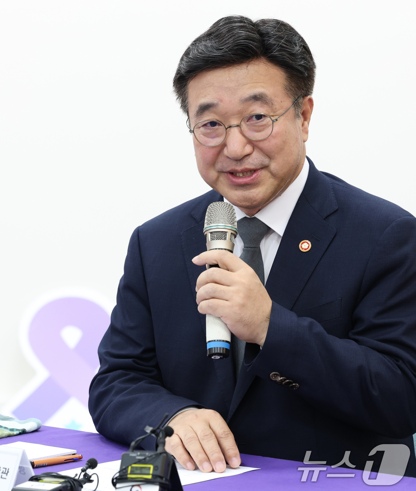 (서울=뉴스1) 권현진 기자 = 윤호중 행정안전부 장관이 4일 오후 서울 종로구 적선동 별들의 집을 방문해 10.29 이태원 참사 유가족과 면담을 하고 있다. 2025.8.4/뉴스 …