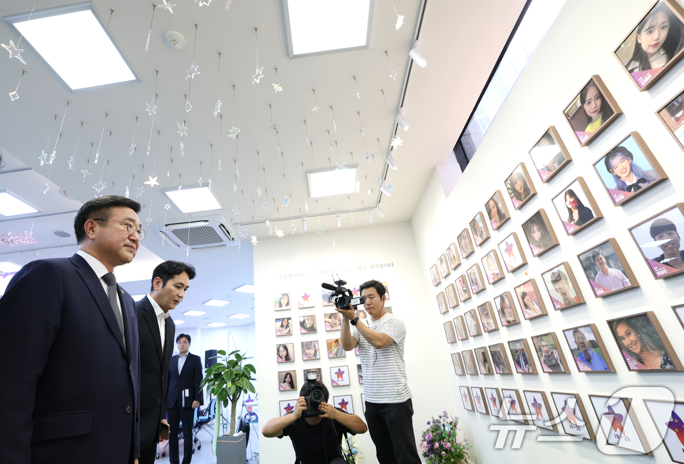 (서울=뉴스1) 권현진 기자 = 윤호중 행정안전부 장관이 4일 오후 서울 종로구 적선동 별들의 집을 방문해  10.29 이태원 참사 희생자들을 바라보고 있다. 2025.8.4/뉴스 …