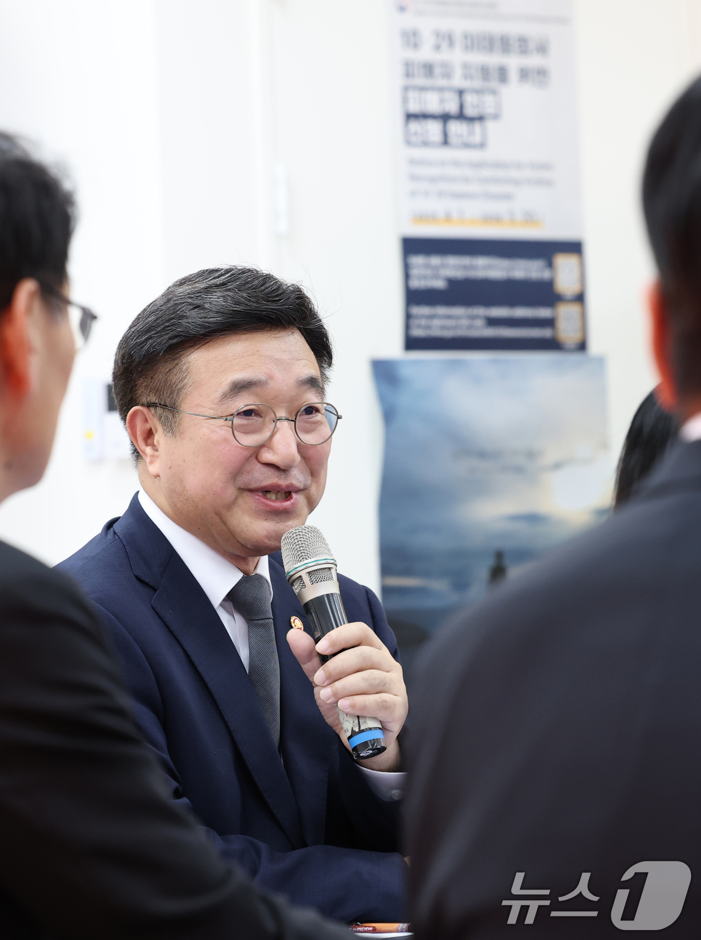 (서울=뉴스1) 권현진 기자 = 윤호중 행안부 장관이 4일 서울 종로구 별들의 집을 찾아 이태원 참사 희생자 유가족들과 면담을 하기 전 인사말을 하고 있다. 2025.8.4/뉴스1 …