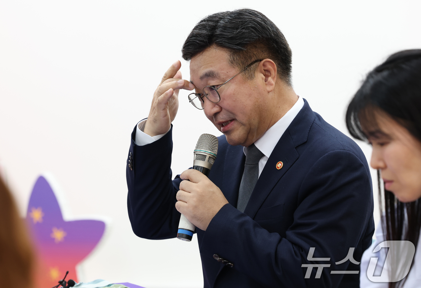 (서울=뉴스1) 권현진 기자 = 윤호중 행정안전부 장관이 4일 오후 서울 종로구 적선동 별들의 집을 방문해  10.29 이태원 참사 희생자 유가족들과 면담을 하고 있다. 2025. …