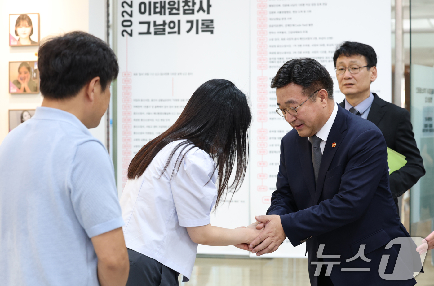 (서울=뉴스1) 권현진 기자 = 윤호중 행정안전부 장관이 4일 서울 종로구 적선동 별들의 집을 방문해 송해진 10.29 이태원 참사 유가족협의회 운영위원장과 인사를 하고 있다. 2 …
