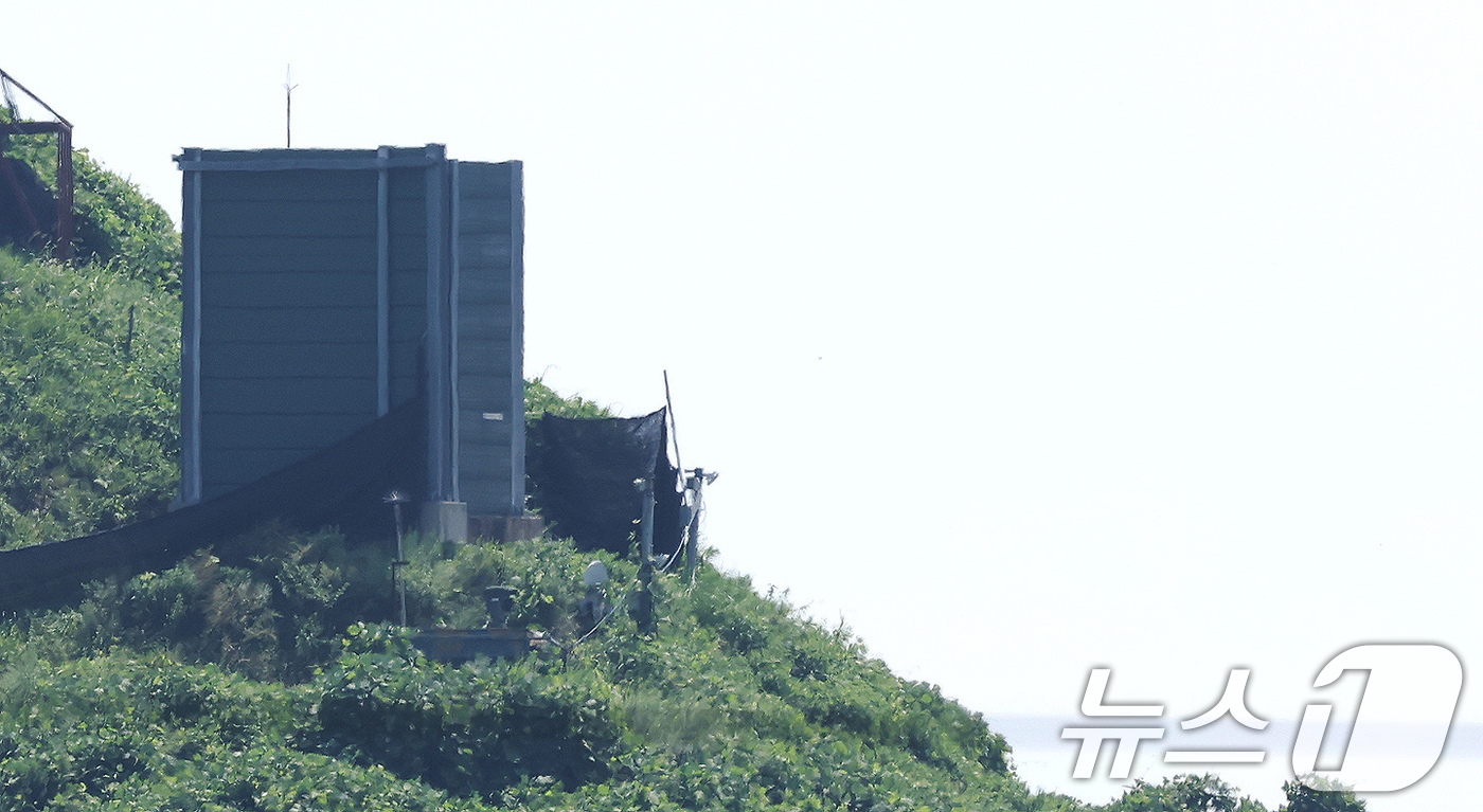 (파주=뉴스1) 장수영 기자 = 4일 경기 파주시 접경지역 우리 초소에 대북 확성기 가림막이 보이고 있다.국방부는 이날부터 대북 확성기 철거를 시작했다고 밝혔다. 2025.8.4/ …