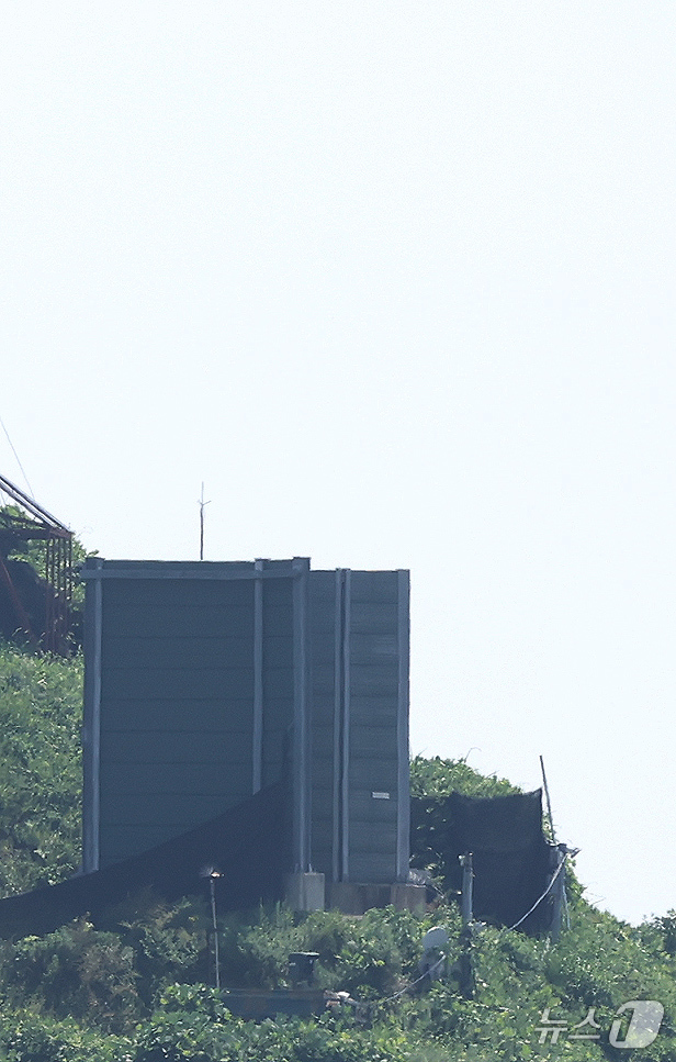(파주=뉴스1) 장수영 기자 = 4일 경기 파주시 접경지역 우리 초소에 대북 확성기 가림막이 보이고 있다.국방부는 이날부터 대북 확성기 철거를 시작했다고 밝혔다. 2025.8.4/ …
