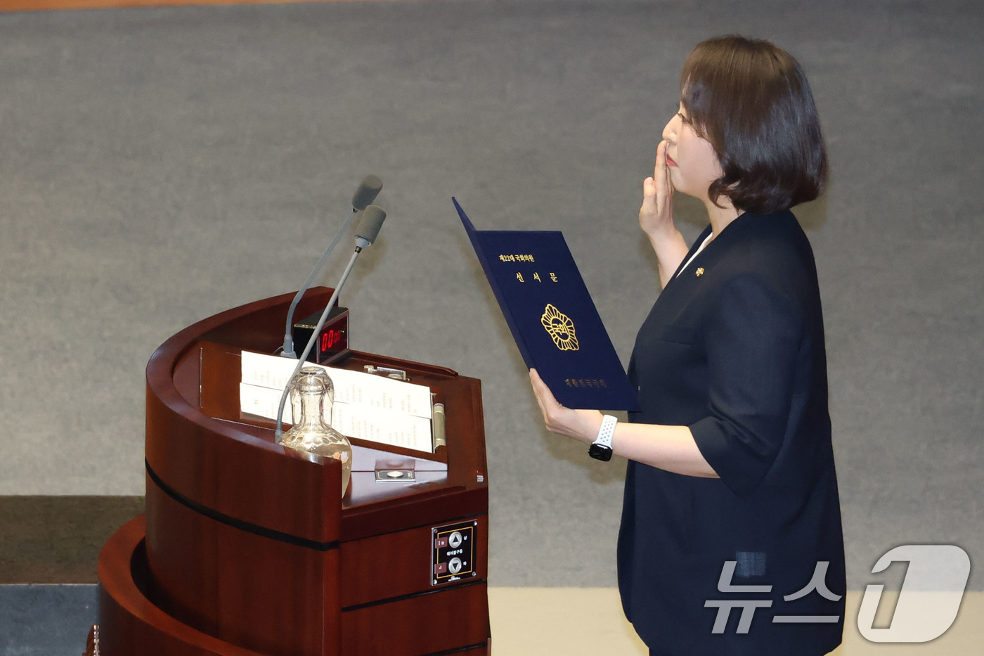 (서울=뉴스1) 이광호 기자 = 더불어민주당 비례대표 의원직을 승계받은 이주희 의원이 4일 서울 여의도 국회에서 열린 제427회 국회(임시회) 3차 본회의에서 의원선서를 하고 있다 …