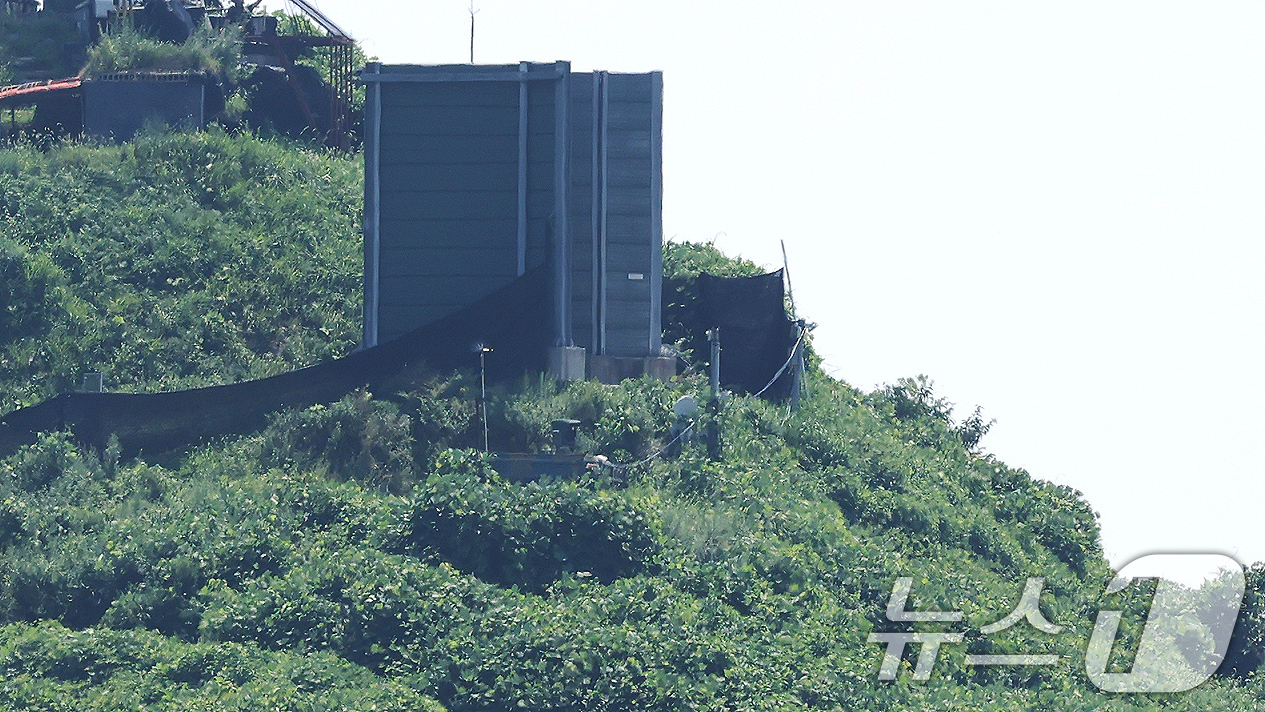 (파주=뉴스1) 장수영 기자 = 4일 경기 파주시 접경지역 우리 초소에 대북 확성기 가림막이 보이고 있다.국방부는 이날부터 대북 확성기 철거를 시작했다고 밝혔다. 2025.8.4/ …