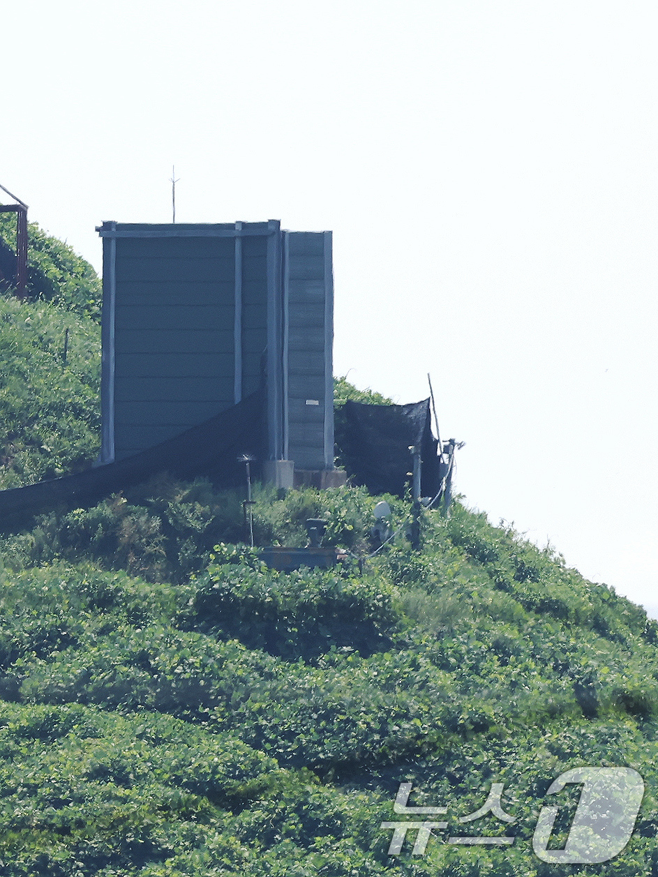 (파주=뉴스1) 장수영 기자 = 4일 경기 파주시 접경지역 우리 초소에 대북 확성기 가림막이 보이고 있다.국방부는 이날부터 대북 확성기 철거를 시작했다고 밝혔다. 2025.8.4/ …