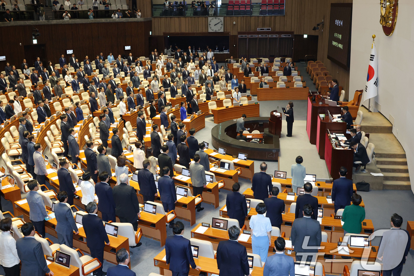 (서울=뉴스1) 이광호 기자 = 더불어민주당 비례대표 의원직을 승계받은 이주희 의원이 4일 서울 여의도 국회에서 열린 제427회 국회(임시회) 3차 본회의에서 의원선서를 하고 있다 …