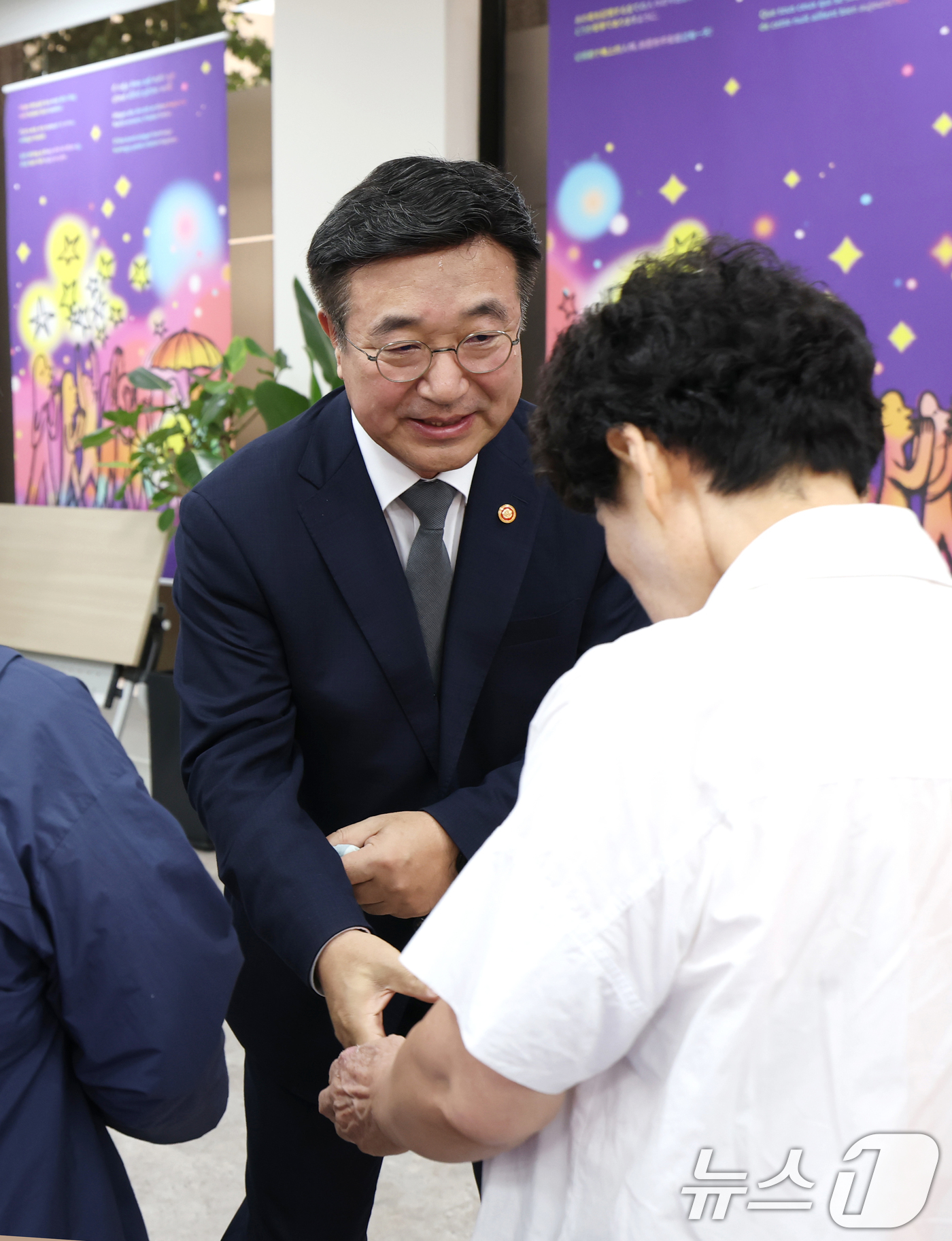 (서울=뉴스1) 권현진 기자 = 윤호중 행정안전부 장관이 4일 오후 서울 종로구 적선동 별들의 집을 방문해 10·29 이태원 참사 희생자 유가족들을 위로하고 있다. 2025.8.4 …