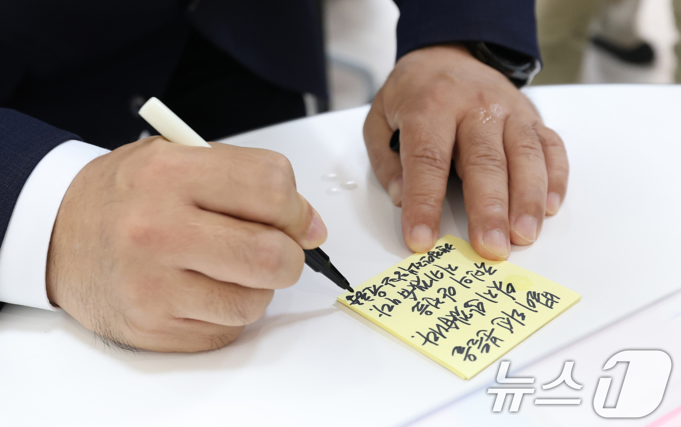 (서울=뉴스1) 권현진 기자 = 윤호중 행정안전부 장관이 4일 오후 서울 종로구 적선동 별들의 집을 방문해 10·29 이태원 참사 희생자들에게 위로의 메시지를 남기고 있다. 202 …