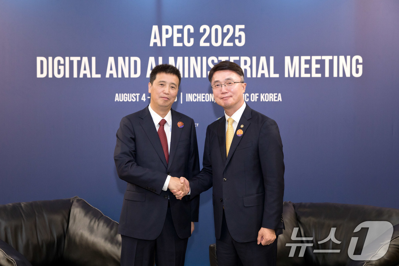 (서울=뉴스1) = 류제명 과학기술정보통신부 제2차관이 4일 인천광역시 연수구 송도컨벤시아에서 슝지쥔 중국 공업정보화부 부부장을 만나 기념 촬영을 하고 있다. (과학기술정보통신부 …