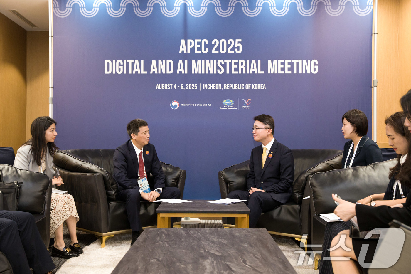 (서울=뉴스1) = 류제명 과학기술정보통신부 제2차관이 4일 인천광역시 연수구 송도컨벤시아에서 슝지쥔 중국 공업정보화부 부부장을 만나 디지털 AI 분야 협력 확대 방안을 논의하고 …