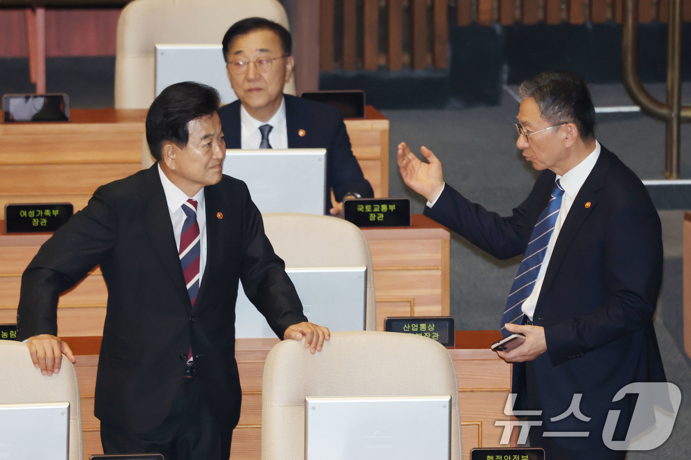 (서울=뉴스1) 이광호 기자 = 정동영 통일부장관과 정성호 법무부장관이 4일 오후 서울 여의도 국회에서 열린 본회의에 출석해 대화하고 있다. 2025.8.4/뉴스1