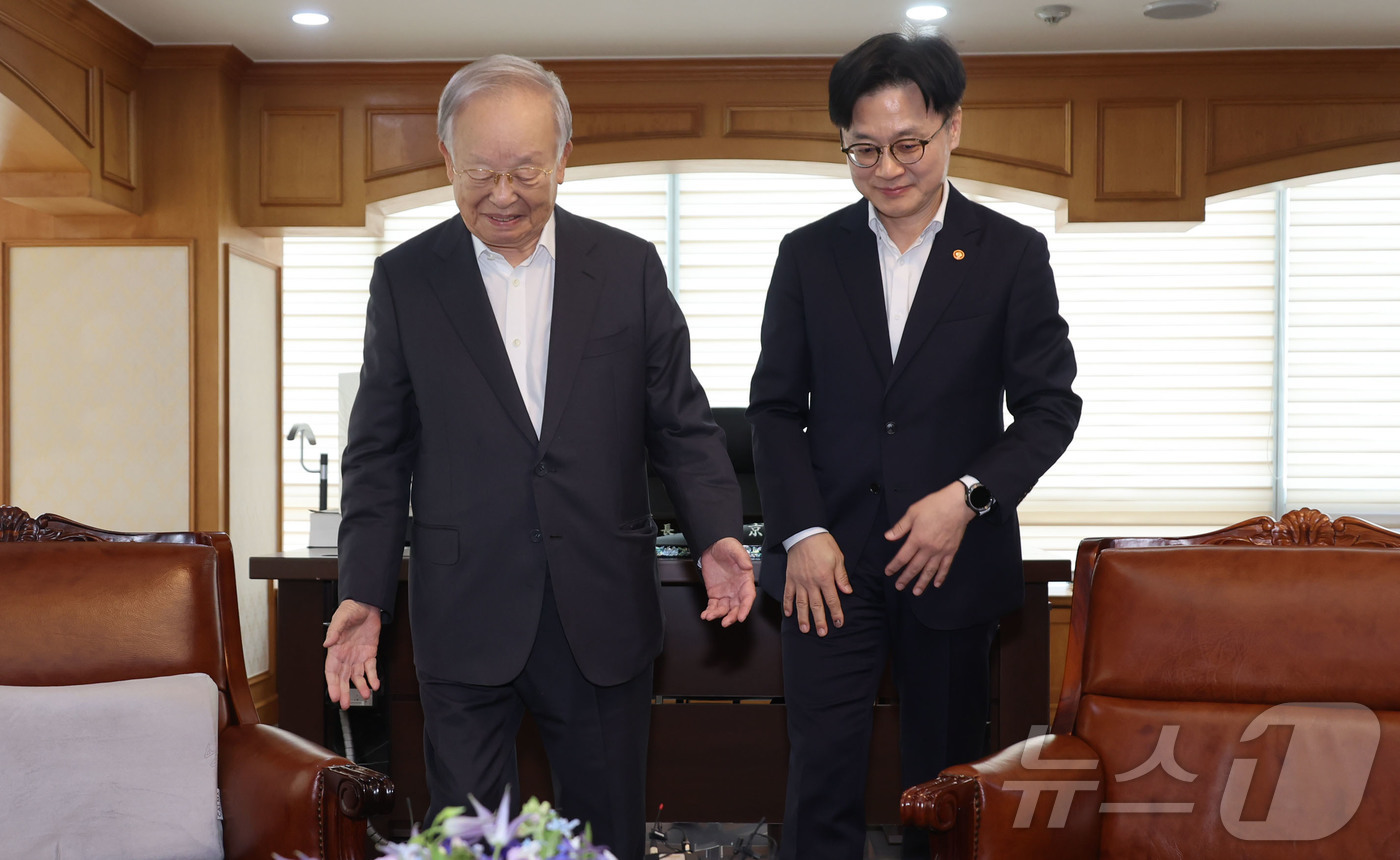 (서울=뉴스1)  박지혜 기자 = 김정관 산업통상자원부 장관이 4일 서울 마포구 한국경영자총협회를 찾아 손경식 경총 회장과 인사를 나누고 있다. (공동취재)  2025.8.4/뉴스 …