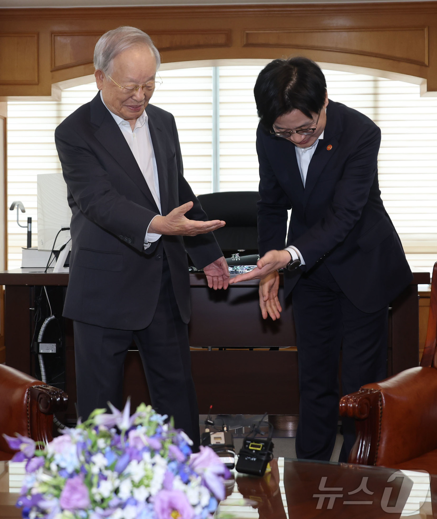 (서울=뉴스1)  박지혜 기자 = 김정관 산업통상자원부 장관이 4일 서울 마포구 한국경영자총협회를 찾아 손경식 경총 회장과 인사를 나누고 있다. (공동취재)  2025.8.4/뉴스 …