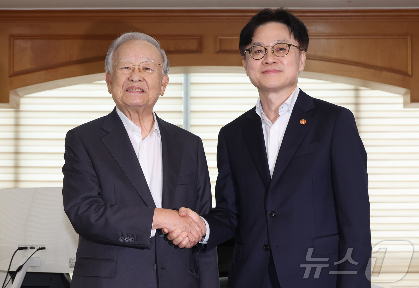 (서울=뉴스1)  박지혜 기자 = 김정관 산업통상자원부 장관이 4일 서울 마포구 한국경영자총협회를 찾아 손경식 경총 회장과 인사를 나누고 있다. (공동취재)  2025.8.4/뉴스 …