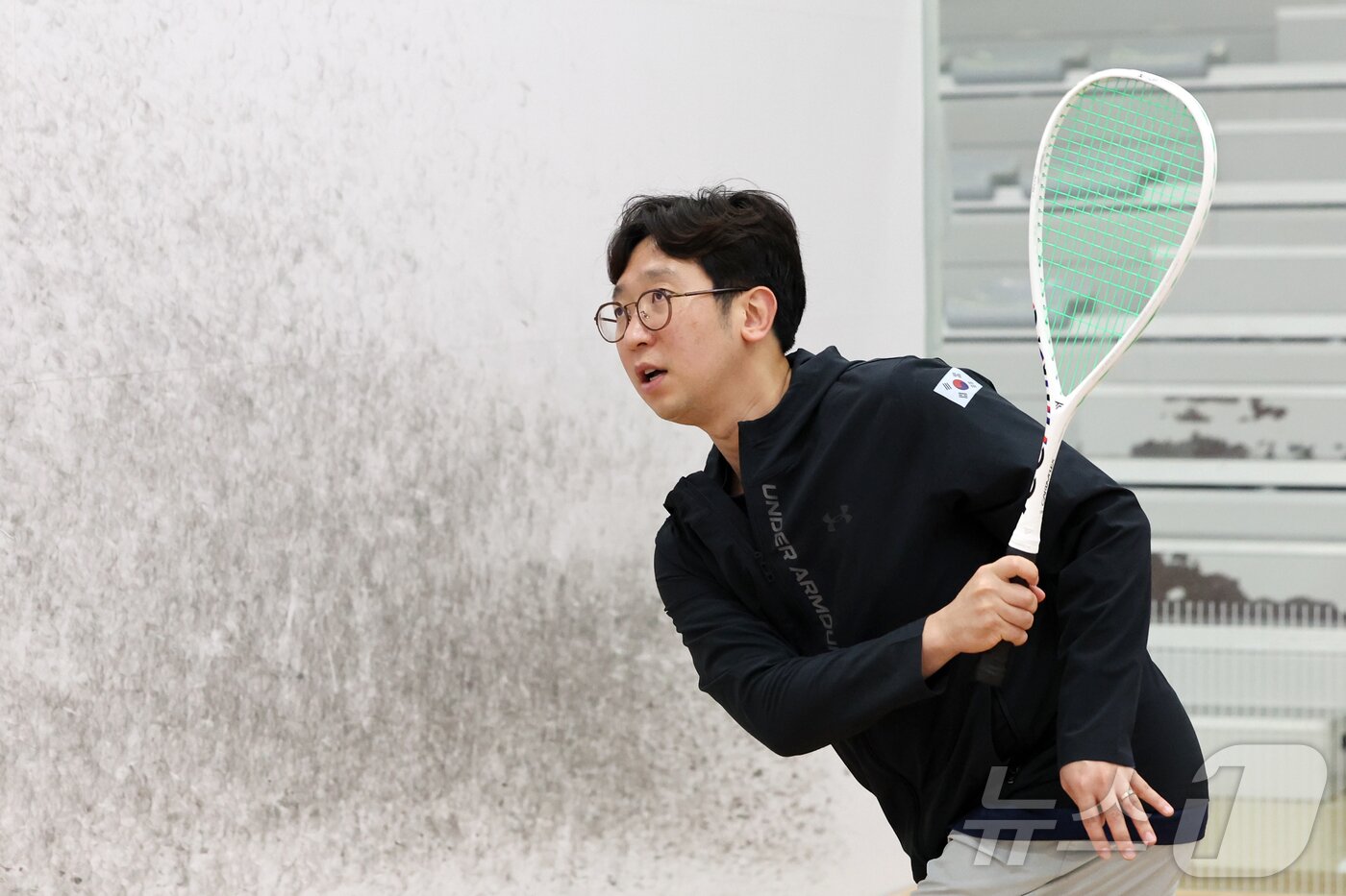 본문 이미지 - 김승욱 스쿼시 지도자가 4일 인천 부평구 열우물스쿼시경기장에서 뉴스1과 인터뷰에 앞서 스쿼시 기본자세를 설명하고 있다. 2025.8.4/뉴스1 ⓒ News1 황기선 기자