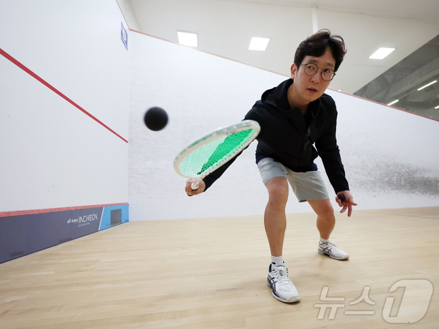 본문 이미지 - 김승욱 스쿼시 지도자가 4일 인천 부평구 열우물스쿼시경기장에서 뉴스1과 인터뷰에 앞서 스쿼시 기본자세를 설명하고 있다. 2025.8.4/뉴스1 ⓒ News1 황기선 기자