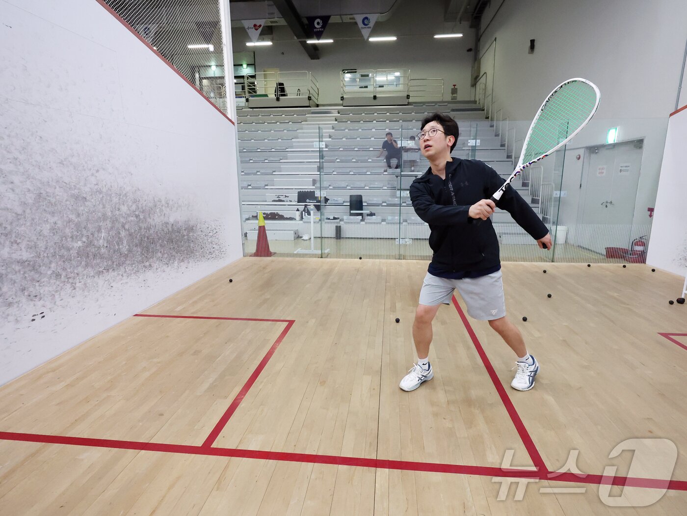 본문 이미지 - 김승욱 스쿼시 지도자가 4일 인천 부평구 열우물스쿼시경기장에서 뉴스1과 인터뷰에 앞서 스쿼시 기본자세를 설명하고 있다. 2025.8.4/뉴스1 ⓒ News1 황기선 기자