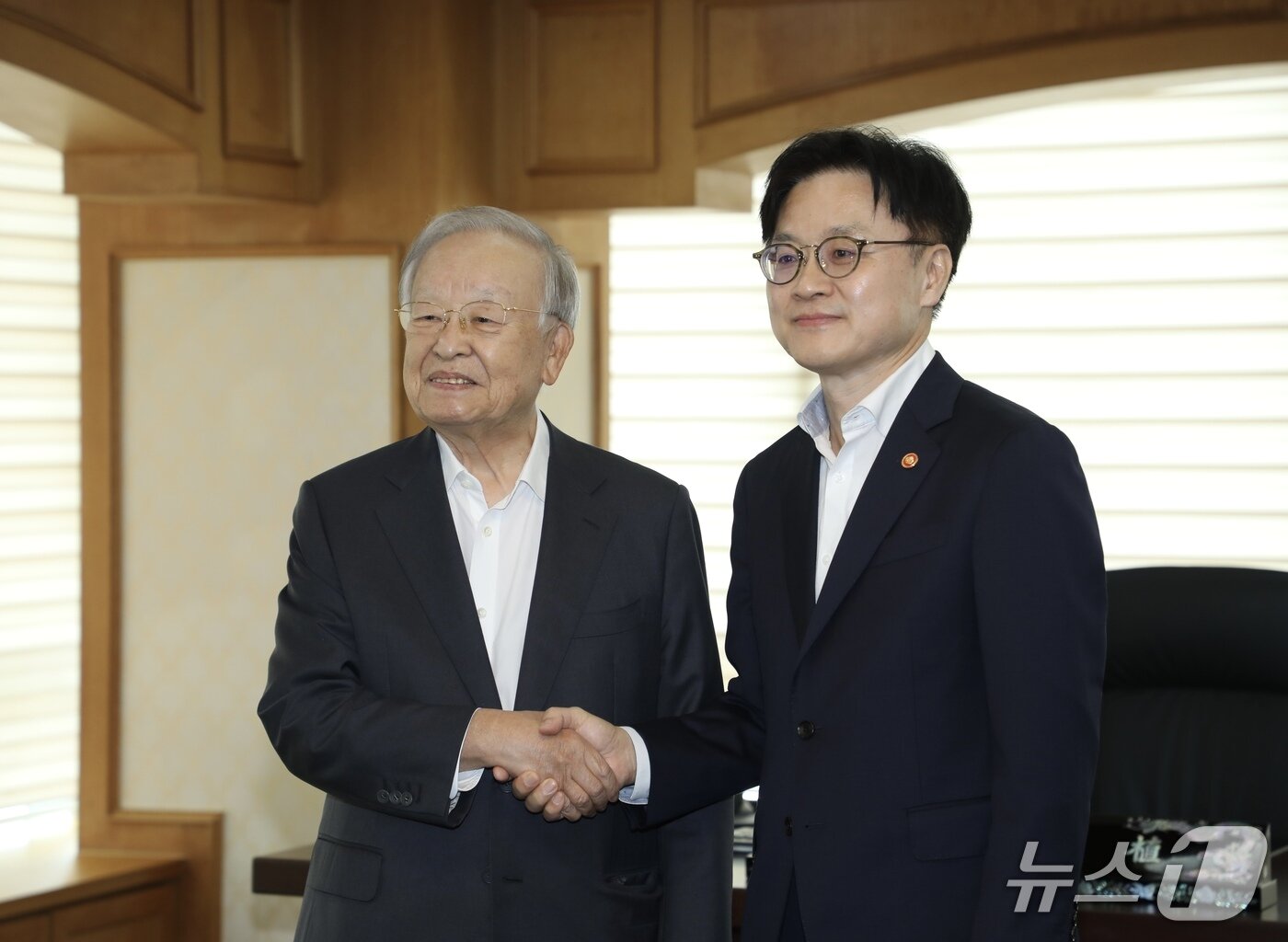 본문 이미지 - 김정관 산업통상자원부 장관이 4일 손경식 한국경영자총협회장과 면담에 앞서 인사를 나누고 있다. (사진제공 = 한국경영자총협회장) ⓒ News1 