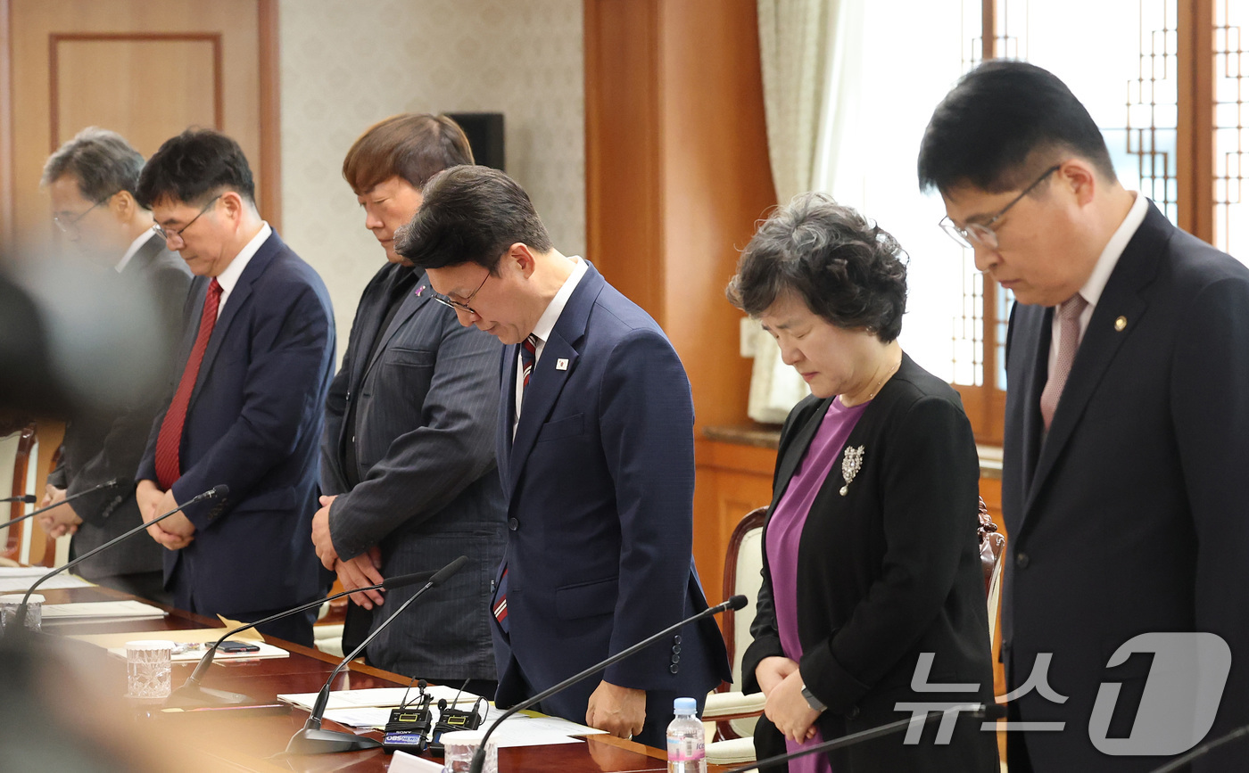 (서울=뉴스1) 임세영 기자 = 김민석 국무총리가 4일 오후 서울 종로구 정부서울청사에서 열린 이태원참사 추모 위원회 위원 위촉식 및 회의에서 추모 묵념을 하고 있다. 2025.8 …