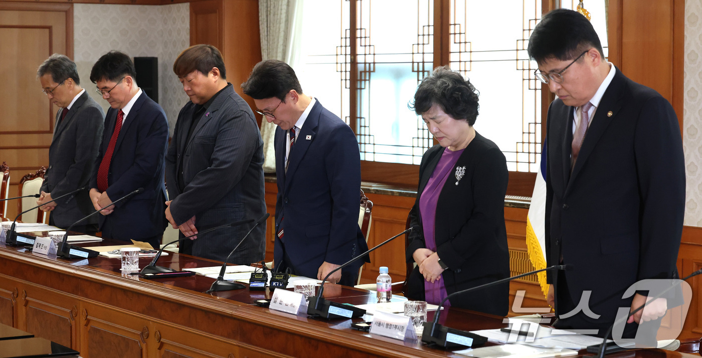 (서울=뉴스1) 임세영 기자 = 김민석 국무총리가 4일 오후 서울 종로구 정부서울청사에서 열린 이태원참사 추모 위원회 위원 위촉식 및 회의에서 추모 묵념을 하고 있다. 2025.8 …