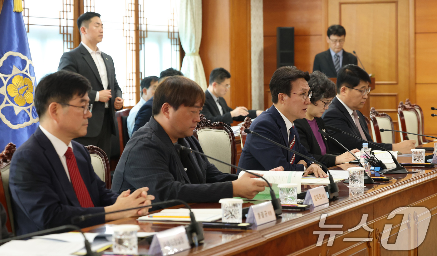 (서울=뉴스1) 임세영 기자 = 김민석 국무총리가 4일 오후 서울 종로구 정부서울청사에서 열린 이태원참사 추모 위원회 위원 위촉식 및 회의에서 모두발언을 하고 있다. 2025.8. …