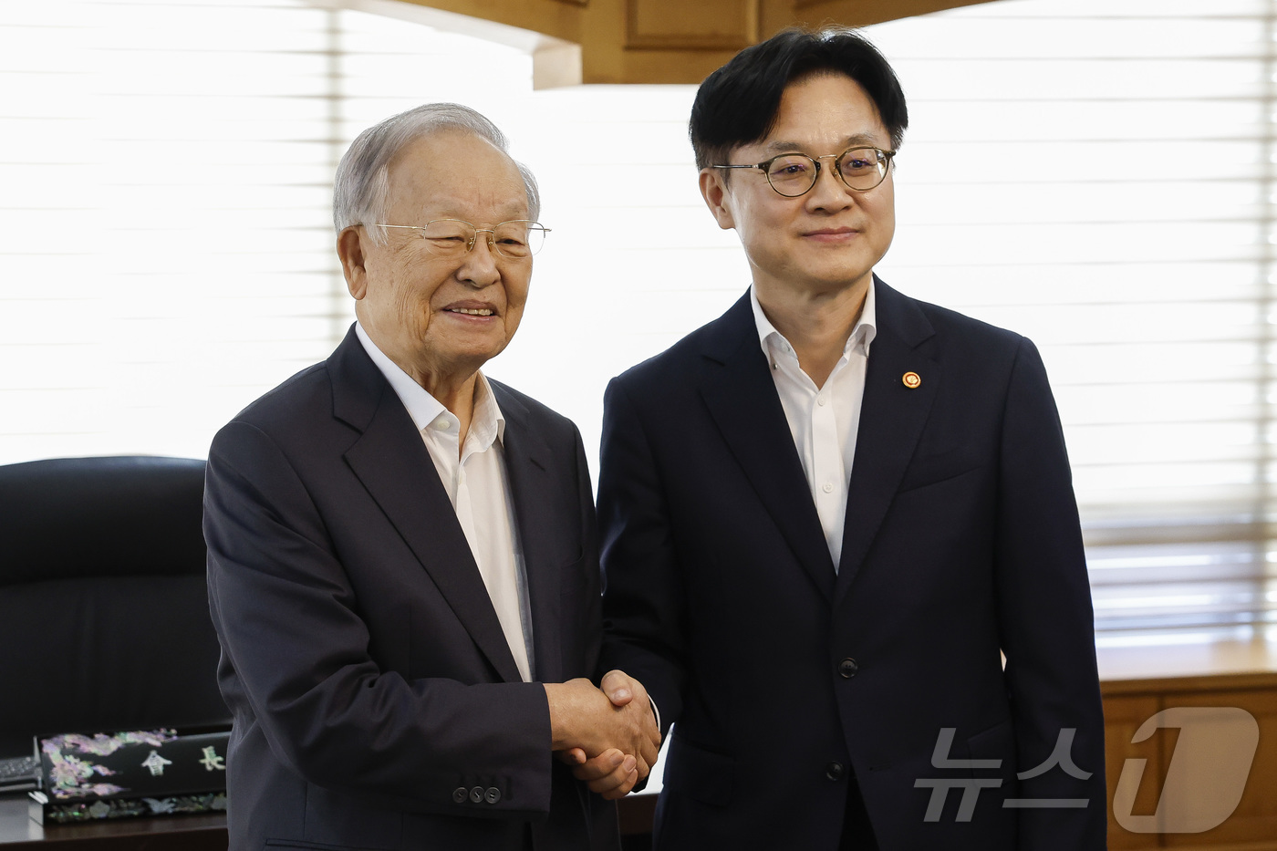 (서울=뉴스1)  박지혜 기자 = 김정관 산업통상자원부 장관이 4일 서울 마포구 한국경영자총협회를 찾아 손경식 한국경영자총협회장과 기념촬영을 하고 있다. (공도취재)  2025.8 …