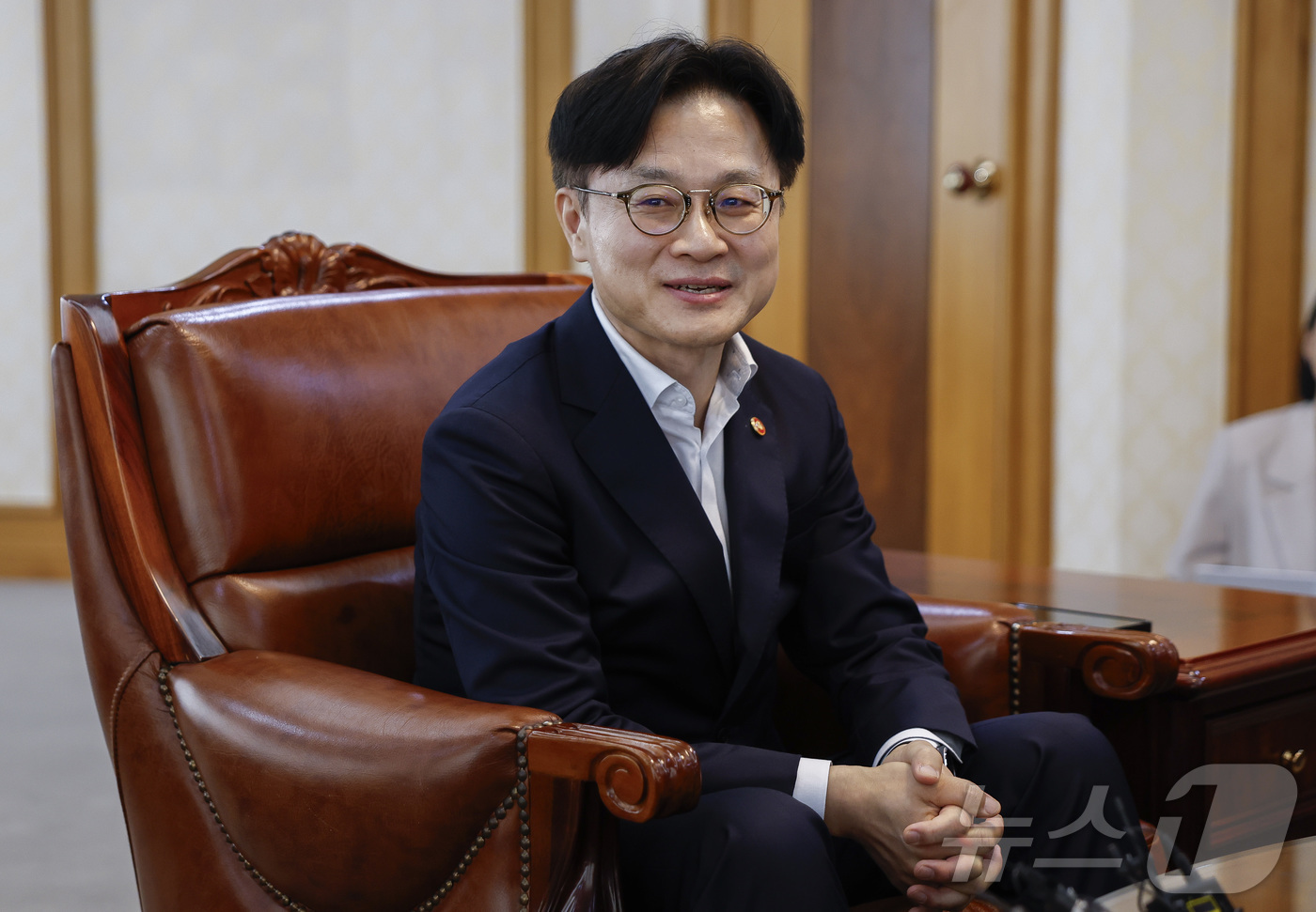 (서울=뉴스1)  박지혜 기자 = 김정관 산업통상자원부 장관이 4일 서울 마포구 한국경영자총협회를 찾아 손경식 한국경영자총협회장과 면담을 하고 있다. (공동취재)  2025.8.4 …