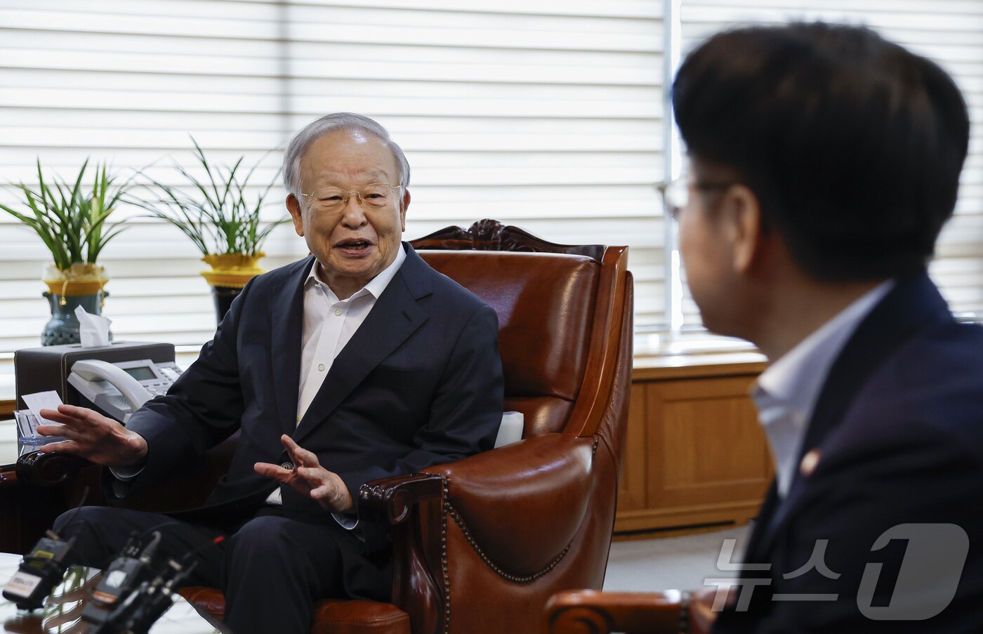 본문 이미지 - 손경식 한국경영자총협회장이 4일 서울 마포구 한국경영자총협회에서 김정관 산업통상자원부 장관과 면담을 하고 있다. (공동취재) 2025.8.4/뉴스1 ⓒ News1 박지혜 기자