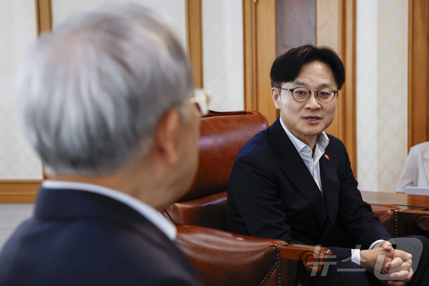 (서울=뉴스1)  박지혜 기자 = 김정관 산업통상자원부 장관이 4일 서울 마포구 한국경영자총협회를 찾아 손경식 한국경영자총협회장과 면담을 하고 있다. (공동취재) 2025.8.4/ …