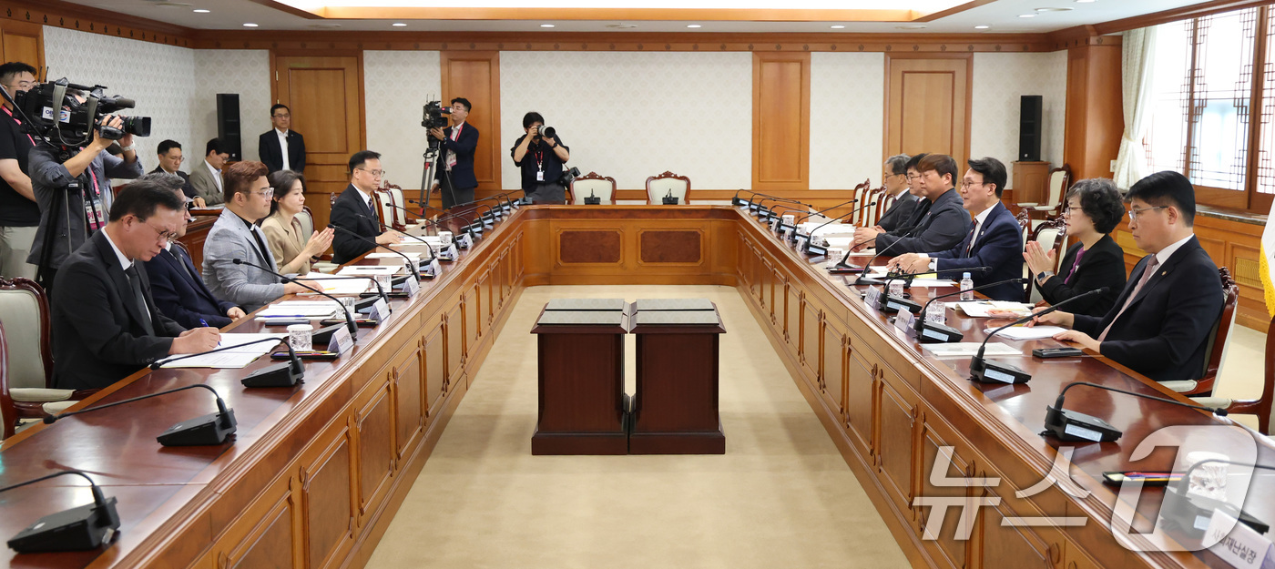 (서울=뉴스1) 임세영 기자 = 김민석 국무총리가 4일 오후 서울 종로구 정부서울청사에서 열린 이태원참사 추모 위원회 위원 위촉식 및 회의에서 모두발언을 하고 있다. 2025.8. …