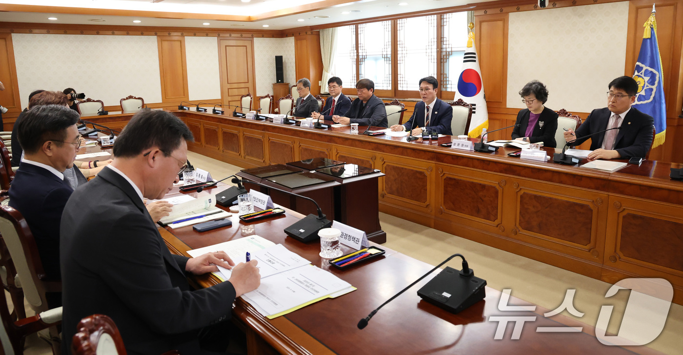 (서울=뉴스1) 임세영 기자 = 김민석 국무총리가 4일 오후 서울 종로구 정부서울청사에서 열린 이태원참사 추모 위원회 위원 위촉식 및 회의에서 모두발언을 하고 있다. 2025.8. …