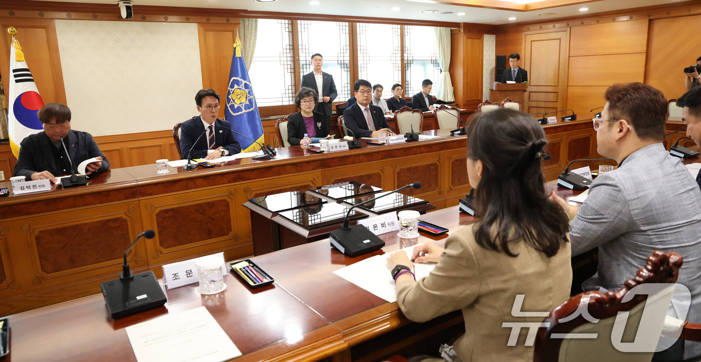 (서울=뉴스1) 임세영 기자 = 김민석 국무총리가 4일 오후 서울 종로구 정부서울청사에서 열린 이태원참사 추모 위원회 위원 위촉식 및 회의에서 모두발언을 하고 있다. 2025.8. …