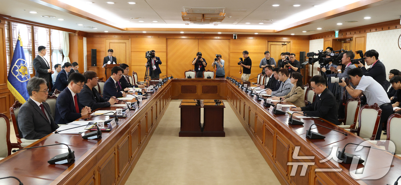 (서울=뉴스1) 임세영 기자 = 김민석 국무총리가 4일 오후 서울 종로구 정부서울청사에서 열린 이태원참사 추모 위원회 위원 위촉식 및 회의에서 모두발언을 하고 있다. 2025.8. …