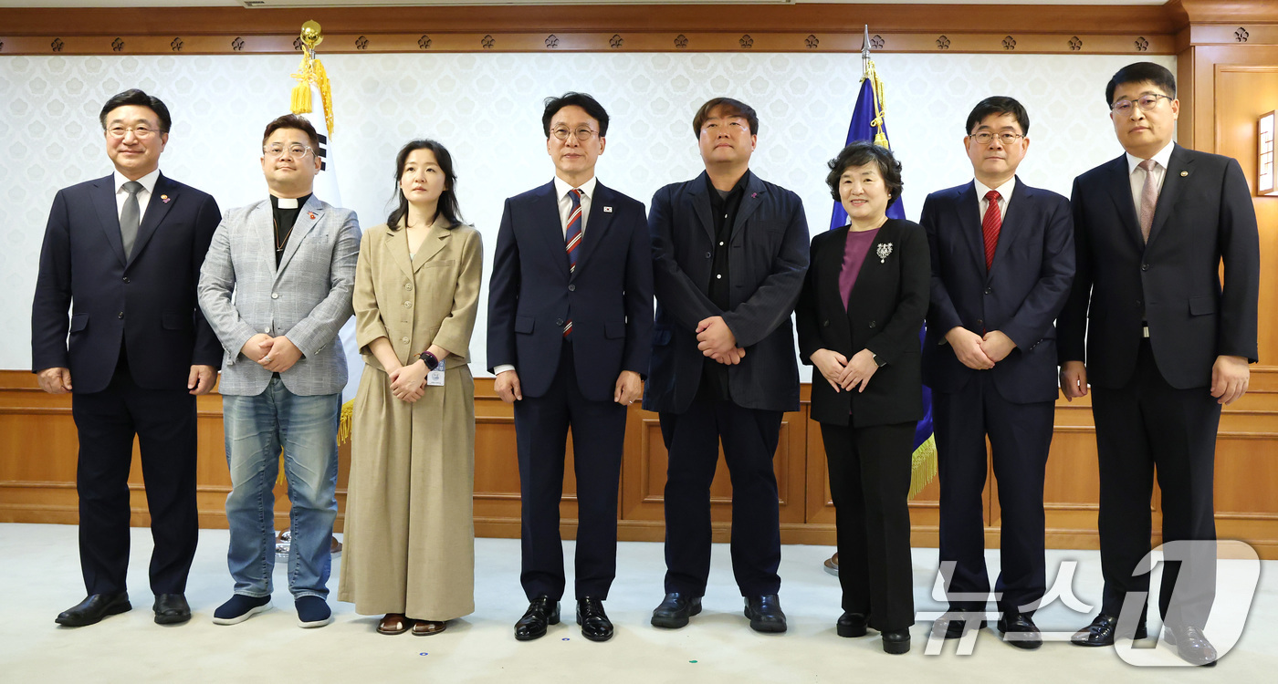 (서울=뉴스1) 임세영 기자 = 김민석 국무총리가 4일 오후 서울 종로구 정부서울청사에서 열린 이태원참사 추모 위원회 위원 위촉식 및 회의에서 참석자들과 기념촬영을 하고 있다. 2 …