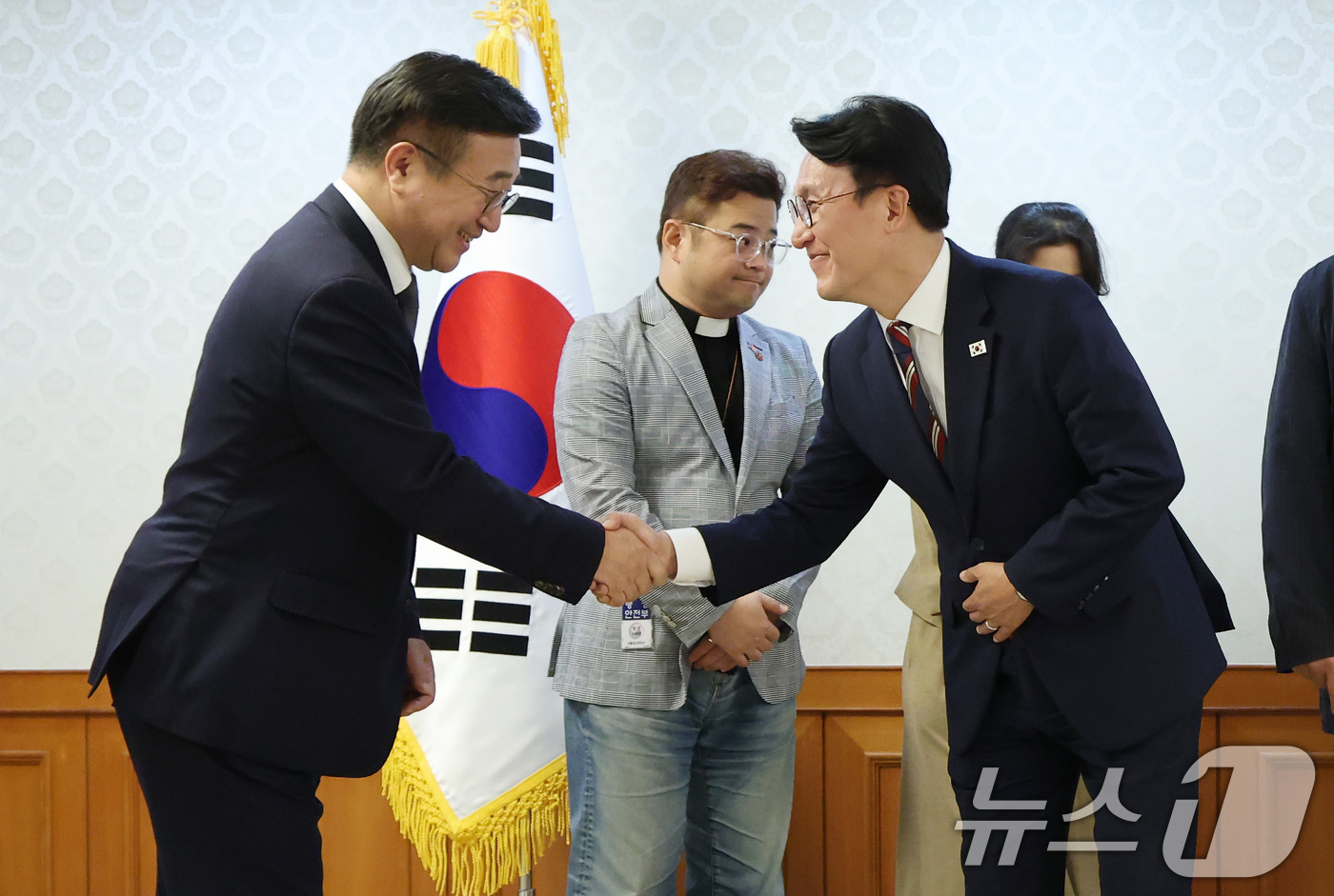 (서울=뉴스1) 임세영 기자 = 김민석 국무총리(오른쪽)가 4일 오후 서울 종로구 정부서울청사에서 열린 이태원참사 추모 위원회 위원 위촉식 및 회의에서 윤호중 행정안전부 장관과 악 …