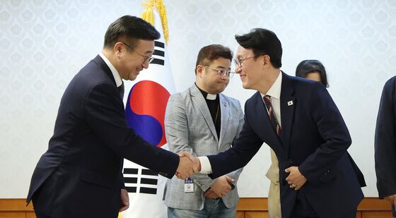 악수 나누는 김민석 총리·윤호중 장관