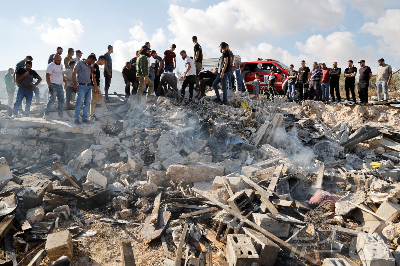 (콰바티야 로이터=뉴스1) 권영미 기자 = 팔레스타인 주민들이 4일 이스라엘이 점령 중인 서안 지구 제닌 인근의 카바티야에서 이스라엘군의 습격으로 손상된 시설을 점검하고 있다. 2 …