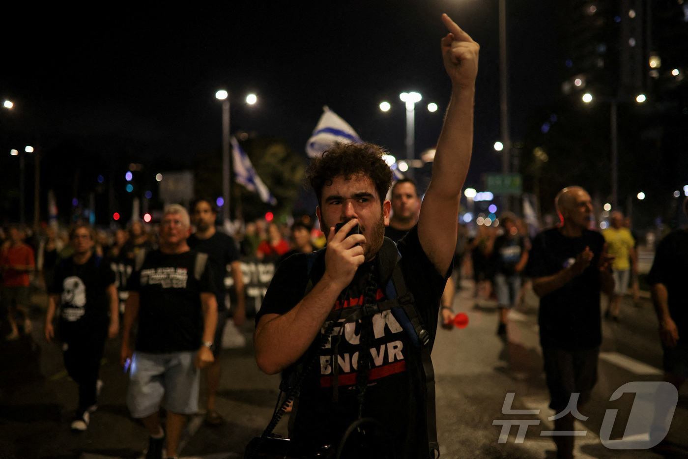 (텔아비브 로이터=뉴스1) 권영미 기자 = 3일(현지시간) 이스라엘 텔아비브에서 가자 전쟁 종식과 모든 인질의 석방을 요구하는 시위가 벌어지고 있다. 2025.08.03.ⓒ 로이터 …