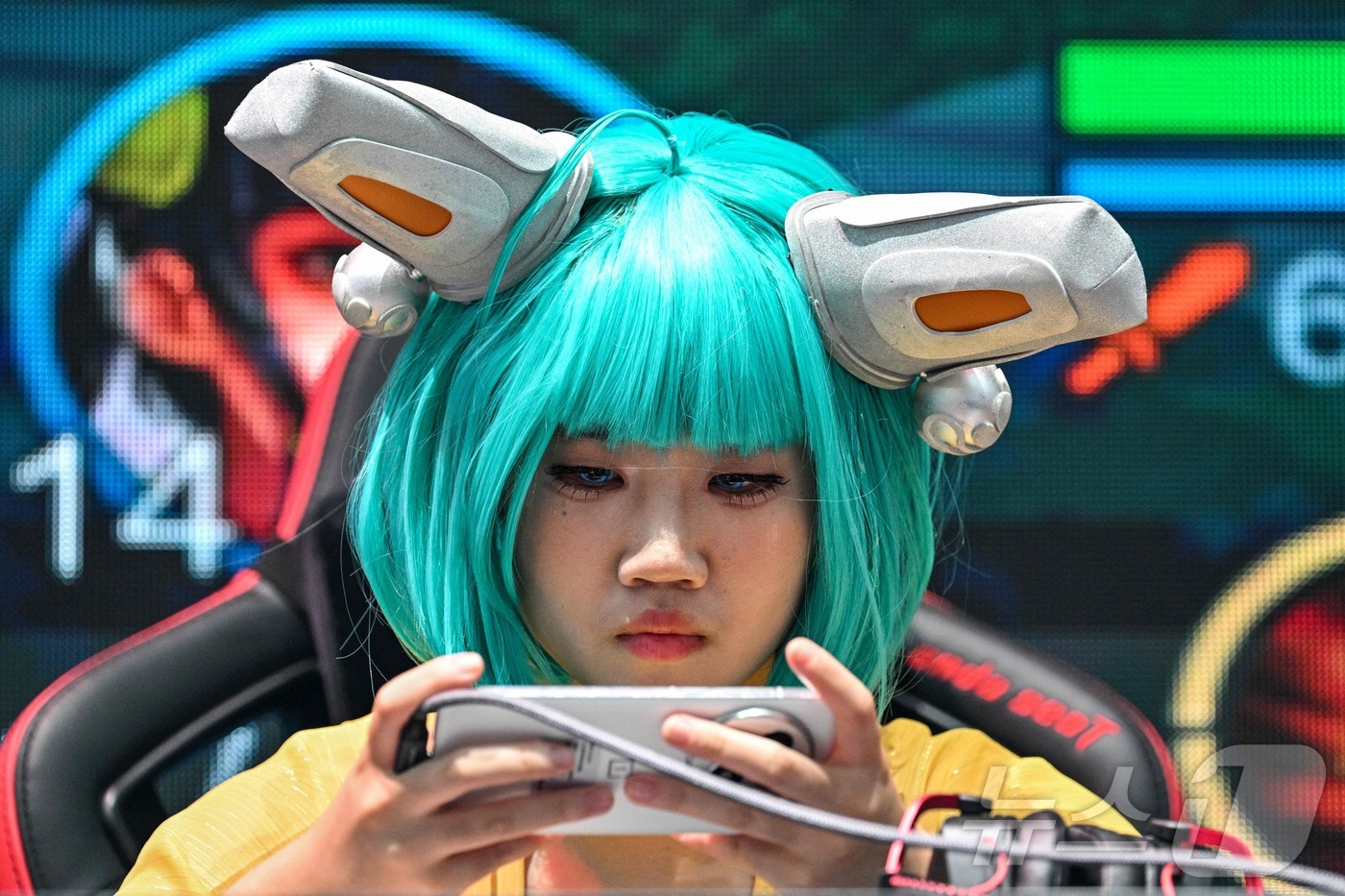 (베이징 AFP=뉴스1) 권영미 기자 = 한 게이머가 4일 상하이에 위치한 상하이신국제박람센터에서 열린 중국 디지털 엔터네인먼트 박람회 및 콘퍼런스(ChinaJoy) 기간 중 비디 …