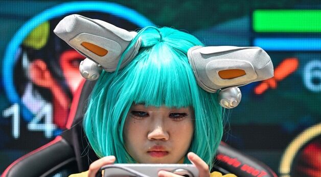 [포토] 게임에 열중한 코스프레 복장의 한 소녀