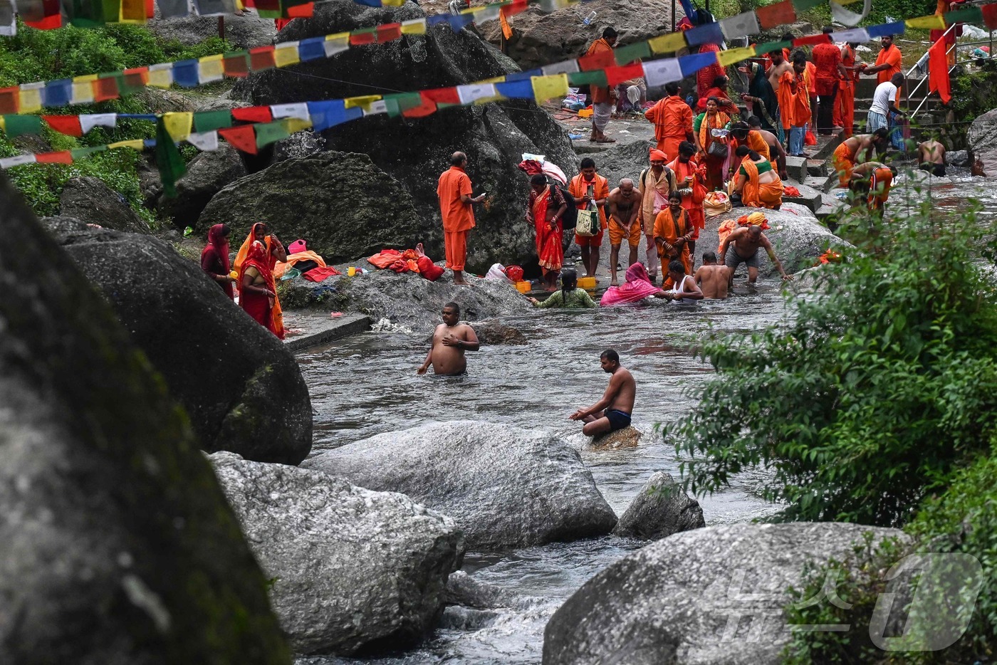 (카트만투 AFP=뉴스1) 권영미 기자 = 4일 네팔 카트만두 외곽에 위치한 파슈파티나트 사원에서 열리는 슈라반 축제 기간 동안 힌두교의 신 시바에게 기도하기에 앞서 바그마티강에서 …