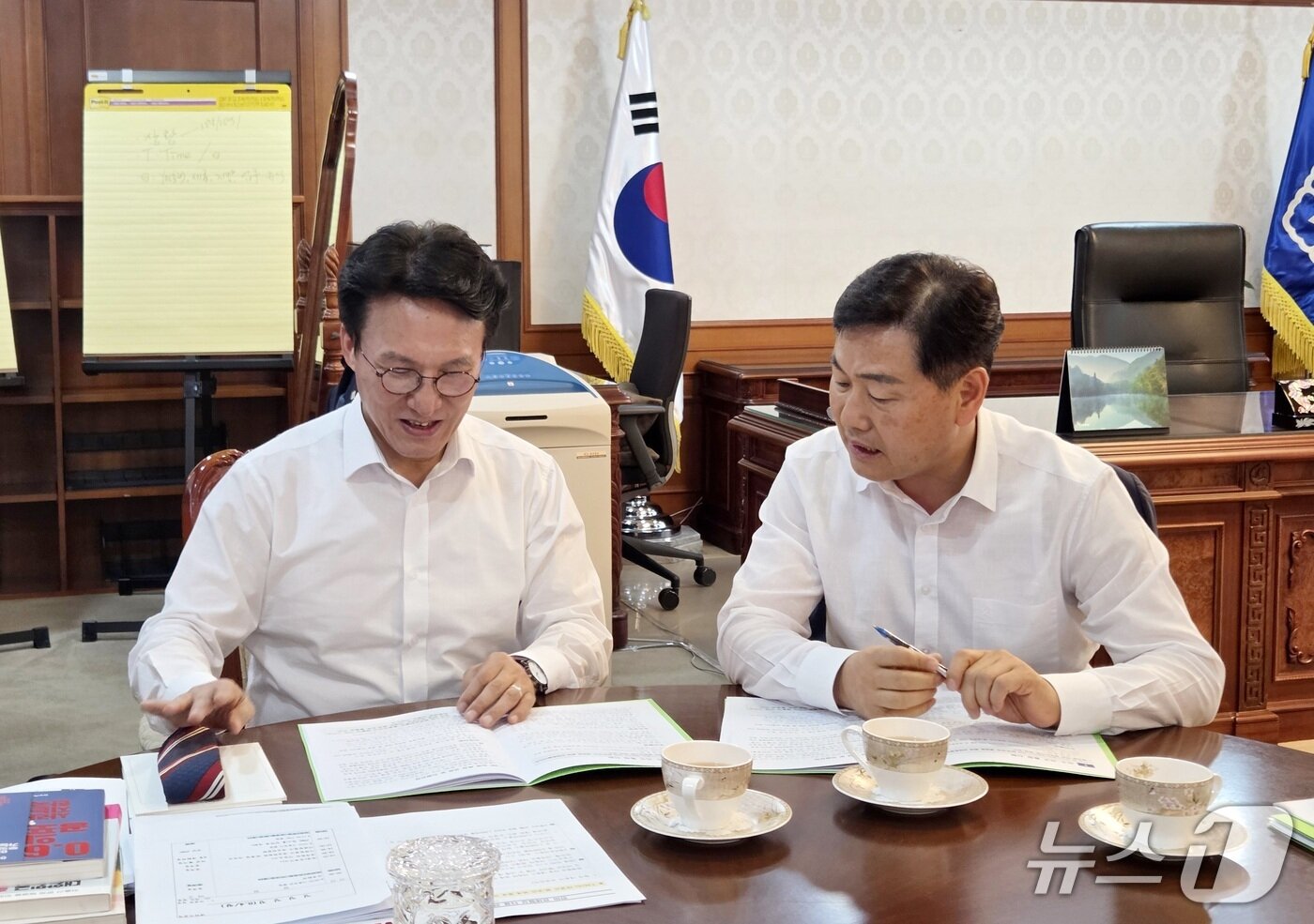 본문 이미지 - 4일 김관영 전북지사가 김민석 총리에게 전주·완주 통합과 올림픽 유치 등 전북의 현안을 설명하고 있다.&#40;전북도 제공. 재판매 및 DB금지&#41;/뉴스1  