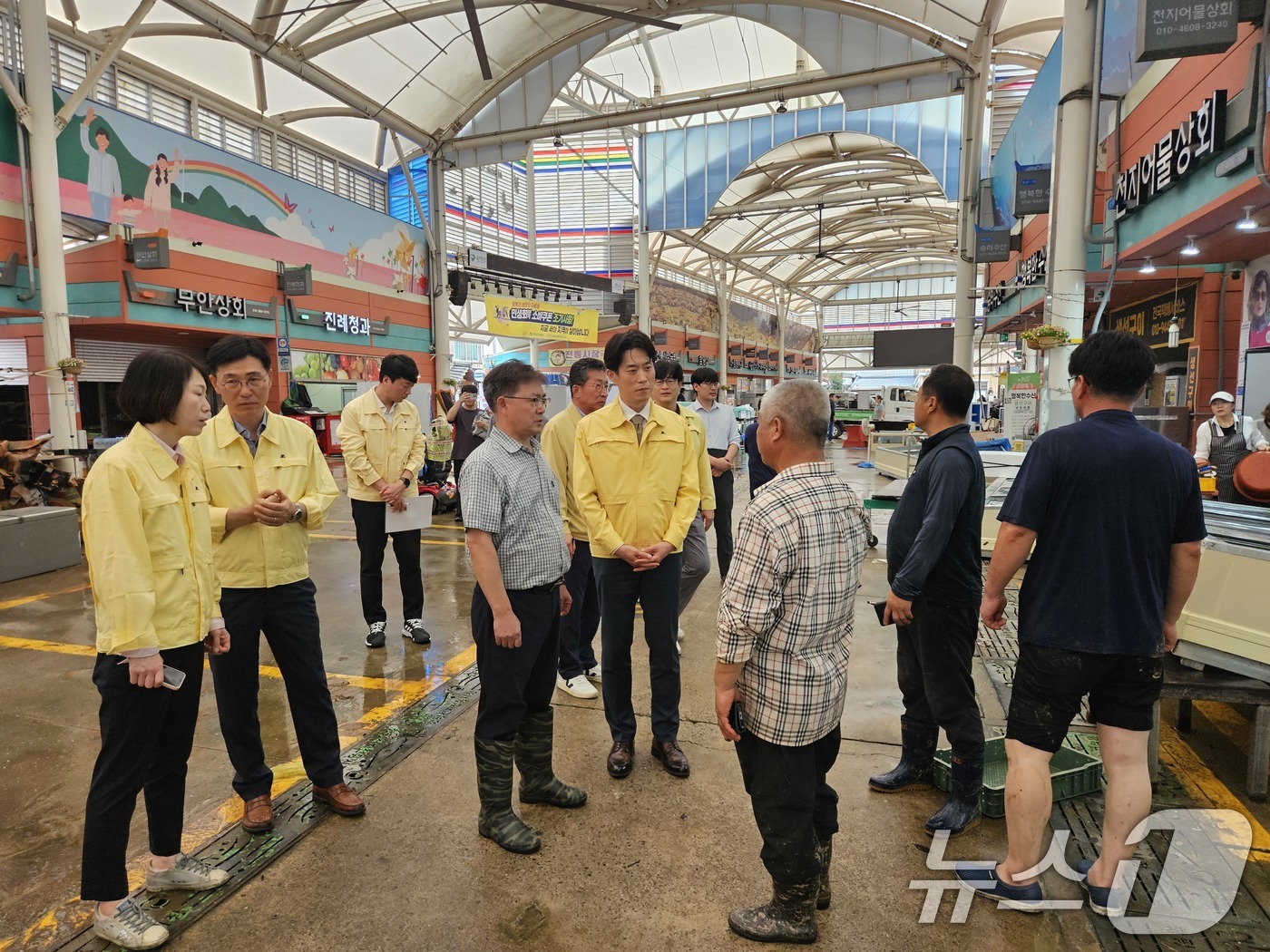 (서울=뉴스1) = 노용석 중소벤처기업부 차관이 4일 전남 함평천지 전통시장 및 골목형상점가를 방문해 집중호우 피해 및 복구 상황을 점검하고 있다. (중소벤처기업부 제공. 재판매 …